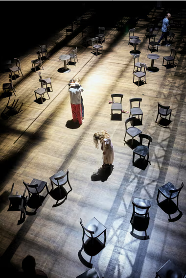 Stunning … Forever (Immersion dans Café Müller de Pina Bausch).
- Numerous chairs are placed in a criss-cross pattern on a stage, with a few dancers in between